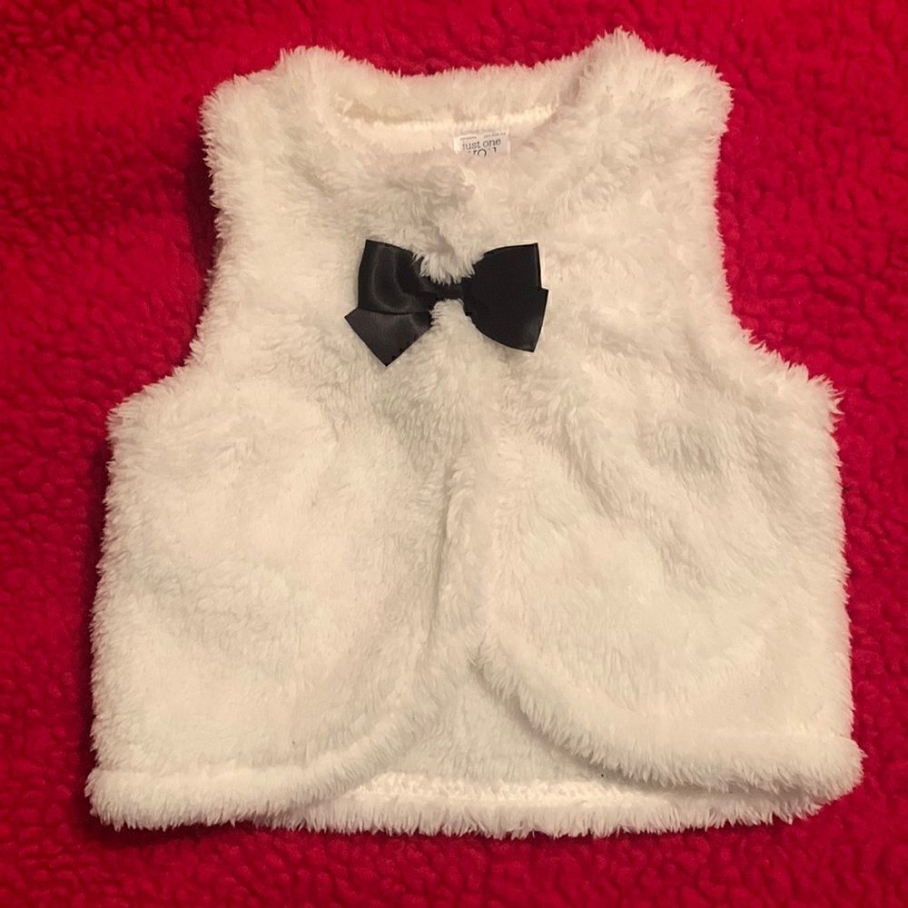 BabyโFurryโVestโwithย aโBowโSizeโ12โMoโWhiteโBlack